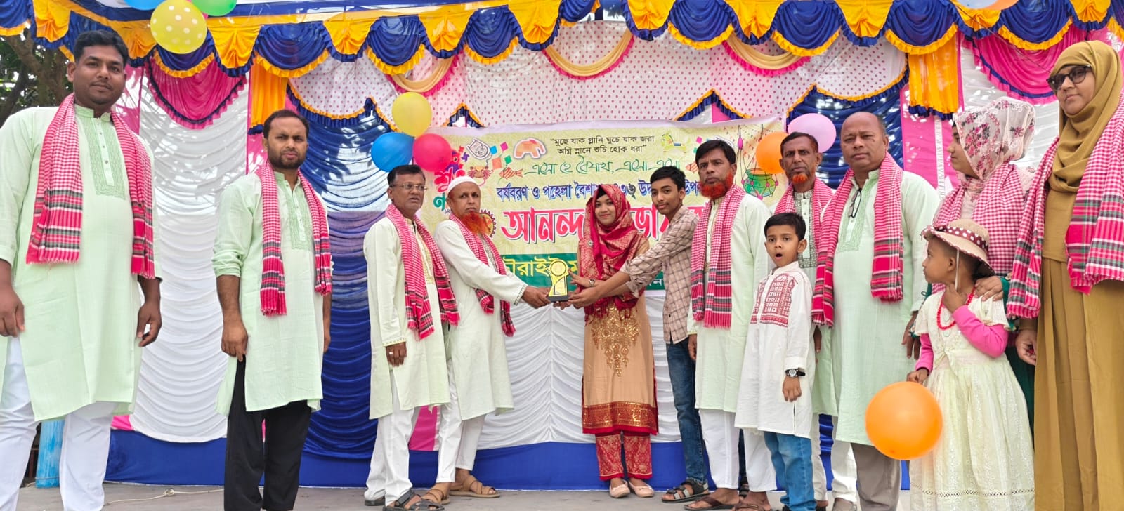 প্রধান শিক্ষক ও সহ প্রধান শিক্ষক পুরুস্কার বিতরন করছেন।